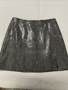 BCBGMaxAzria Metallic snake print Black/ gray Mini Skirt sz 6
